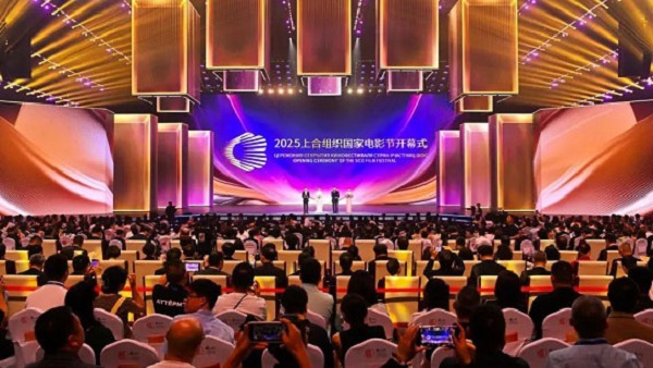 共赴天下光影盛会！2025上合国际影戏节在龙八国际质造的永川科技片场开幕